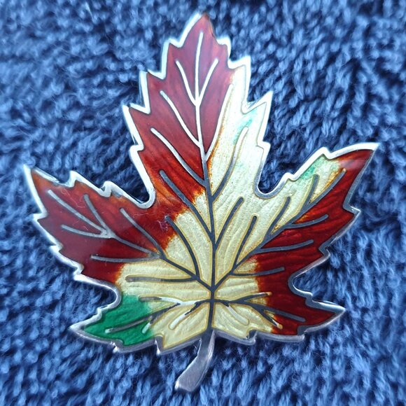 Mid-Century BMCO Canadian Maple Leaf Enamel Sterling Silver Lapel Pin Brooch - Picture 3 of 10